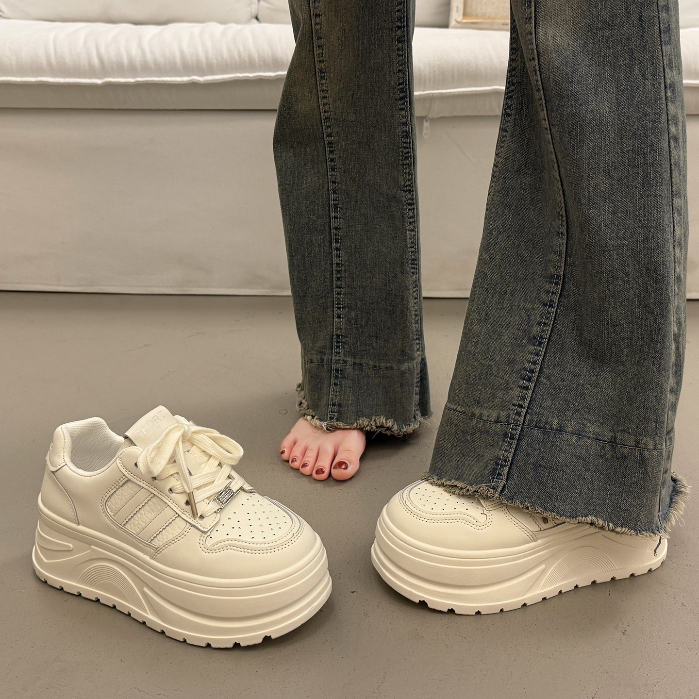 韩系圆头小白鞋女秋冬超火面包鞋