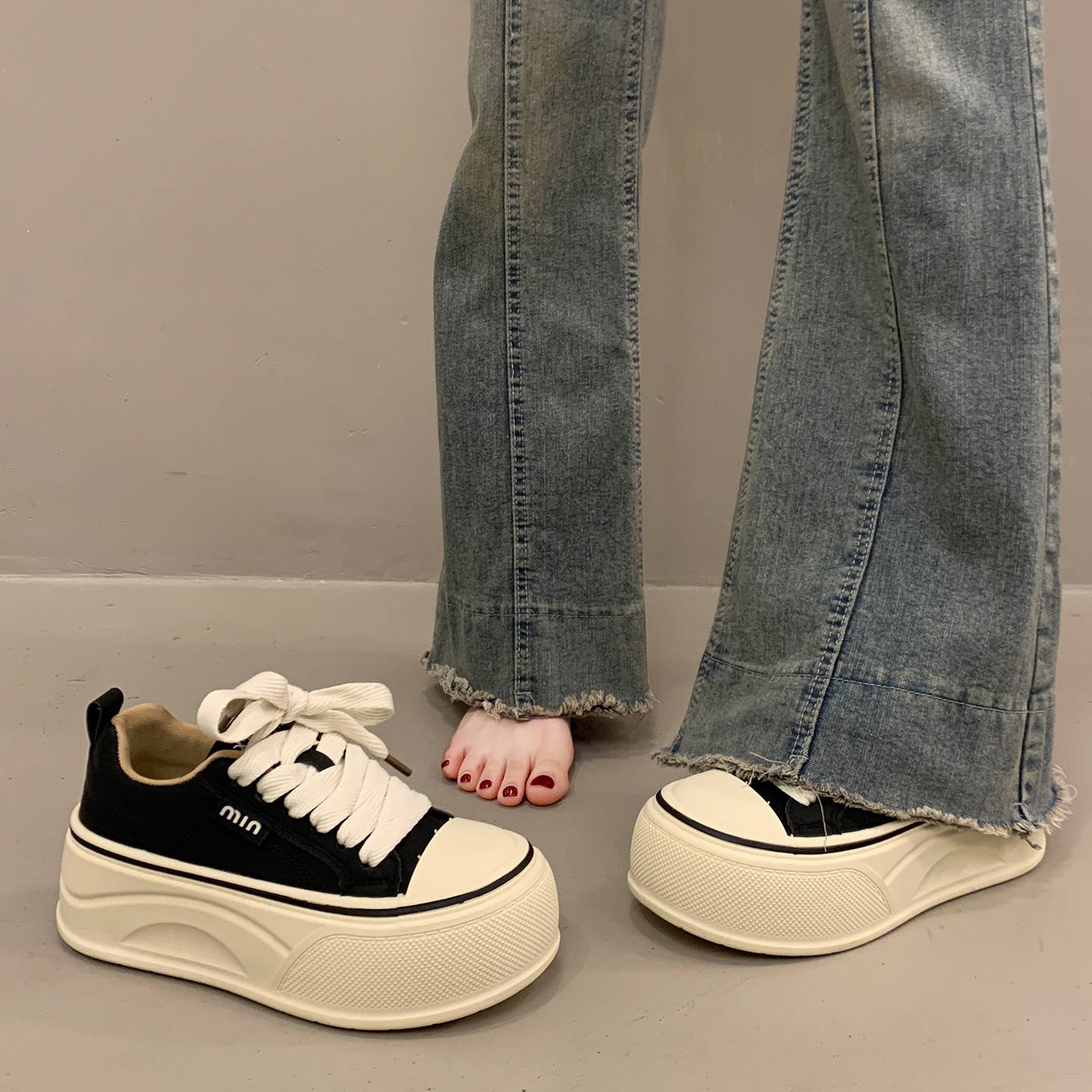 超火板鞋女冬季设计感圆头面包鞋