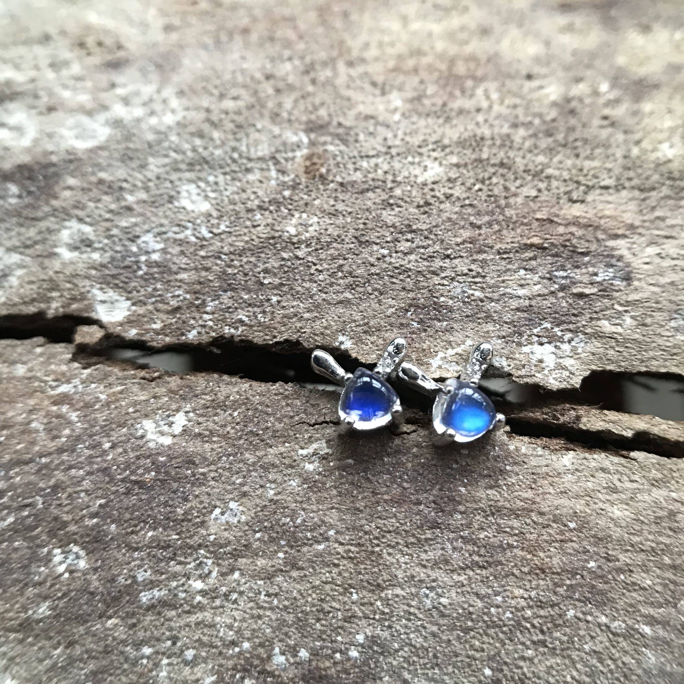 凉玥 兔子耳朵925银镶嵌玻璃体超透强蓝光变彩月光石可爱秀气耳钉