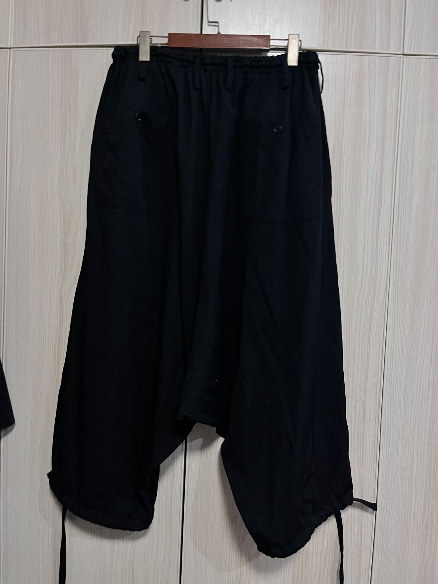 Yohji Yamamoto Black Low-Rise Balloon Pants — detail