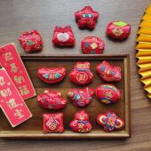 春节新年火红氛围小玩偶装 饰配件福袋锦鲤元 宝招财猫胸针节庆辅料