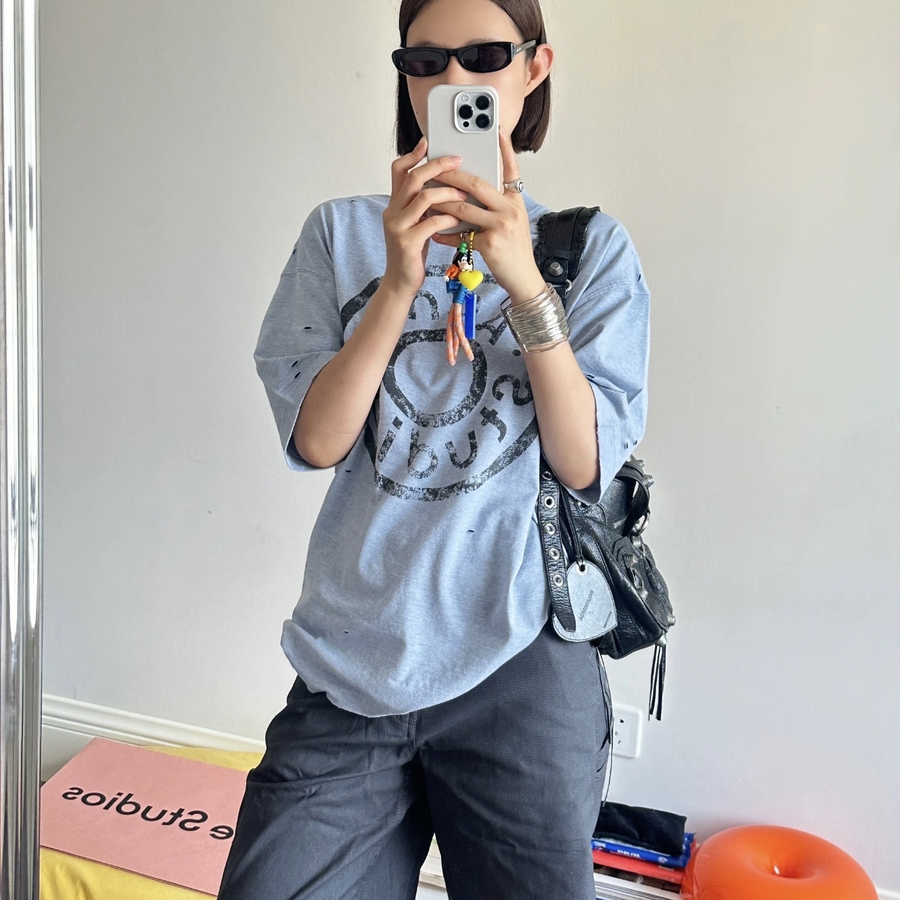 ac圆圈字母印花破洞短袖