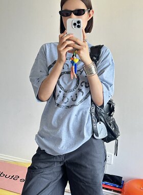 ac圆圈字母印花破洞短袖