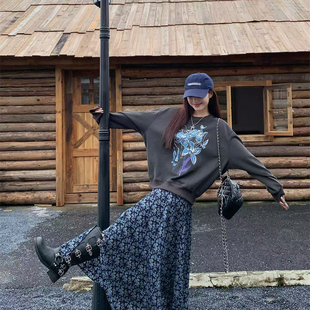 韩系慵懒风休闲圆领花朵长袖套头卫衣春季法式碎花吊带长裙两件套