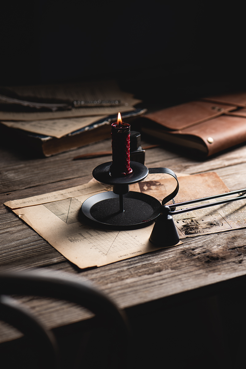 黑色极简风手持橱窗设计摄影烛台