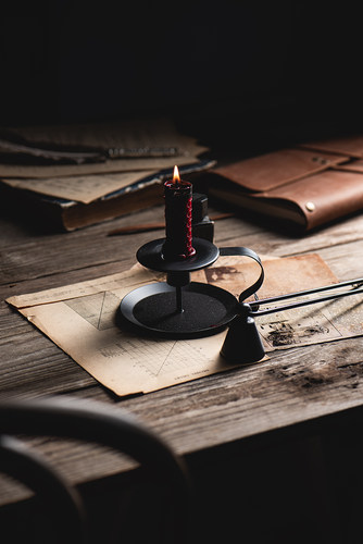 黑色极简风手持橱窗设计摄影烛台