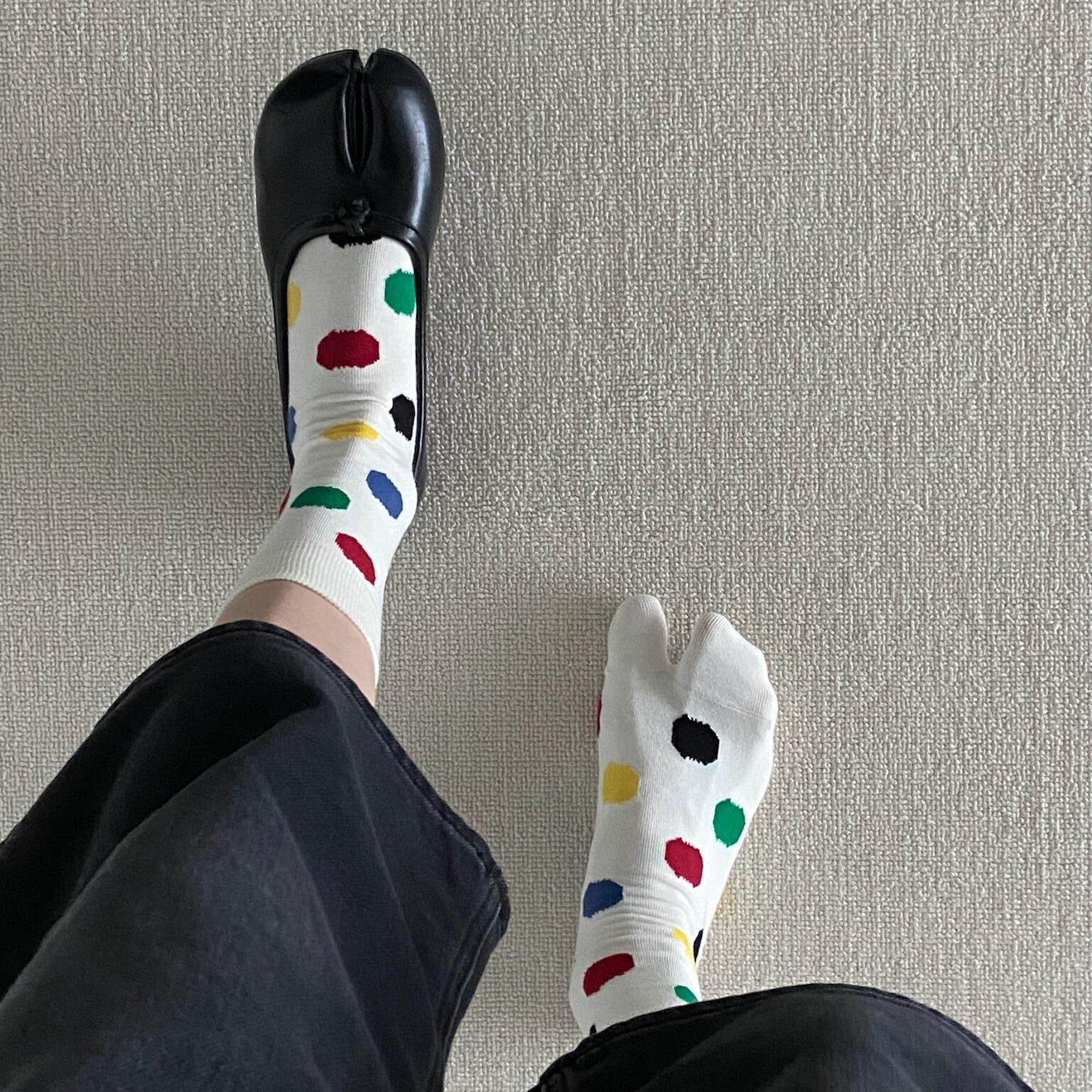 活力俏皮！复古又可爱波点分趾袜图片