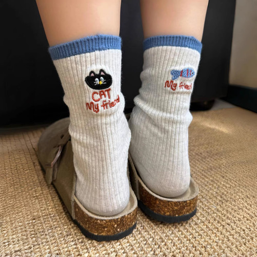 小猫与鱼~左右两只脚都是不一样的图案~好可爱~袜子女AB中筒堆堆 - 封面