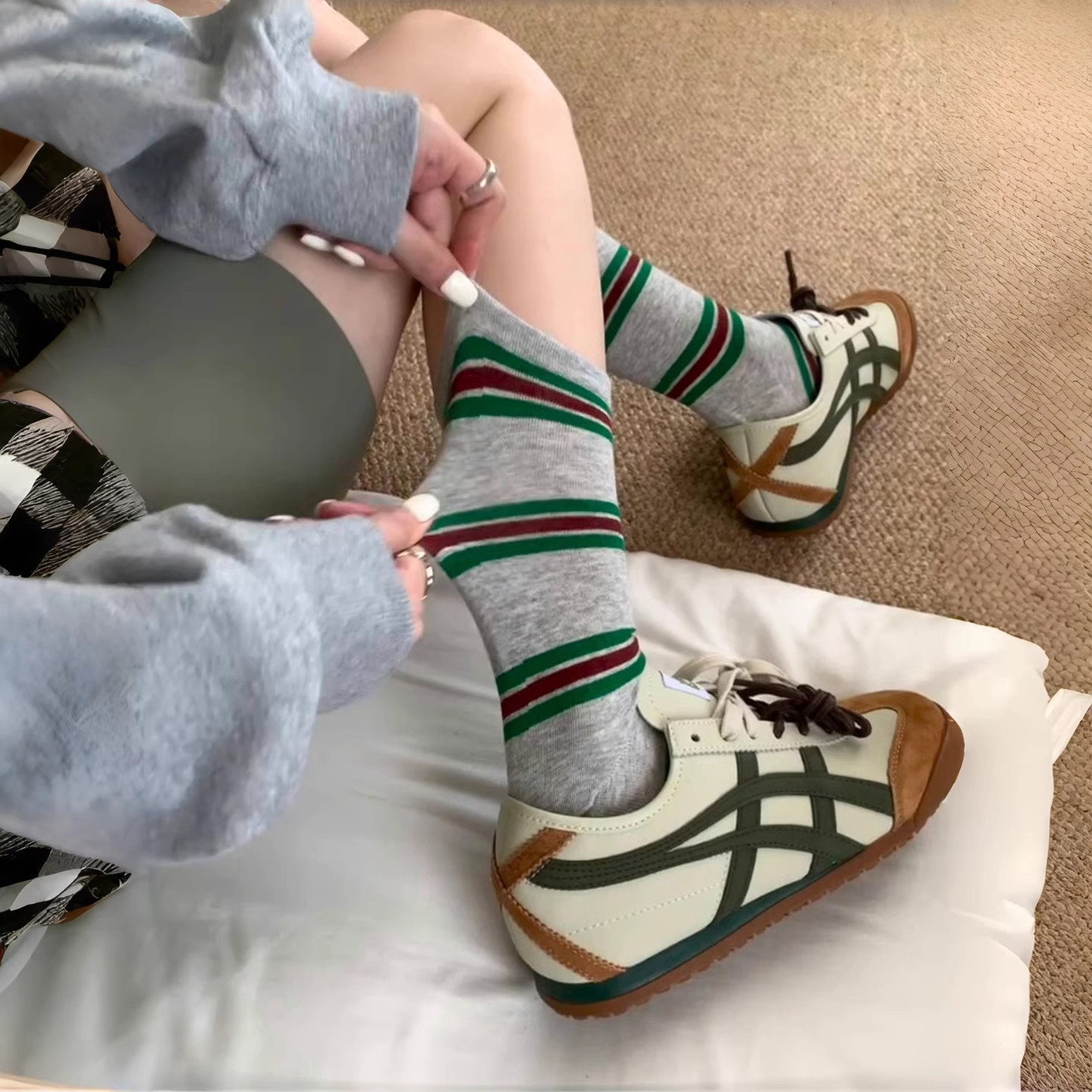 好喜欢这条纹袜子呀！小众韩国东大门拼色条纹中筒袜子女