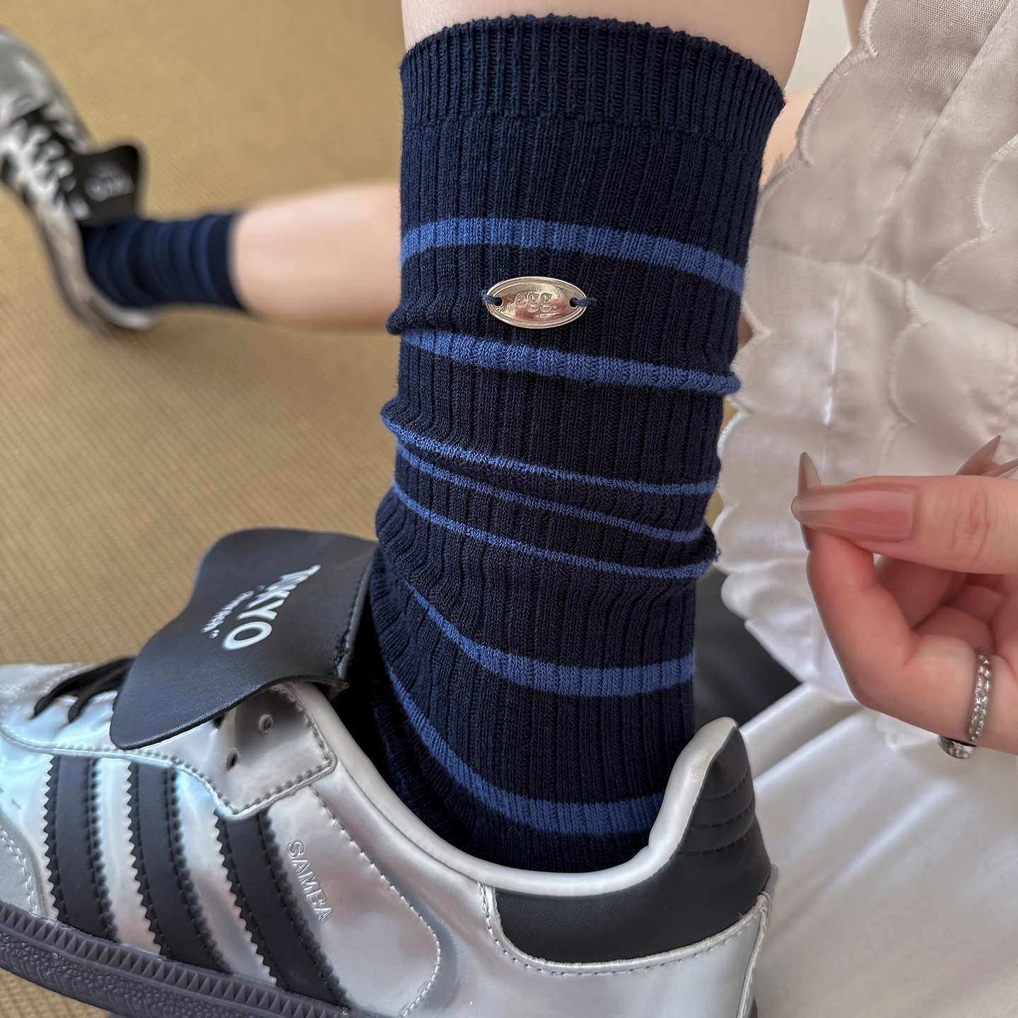 藏青色也太显白了~蓝调条纹中筒