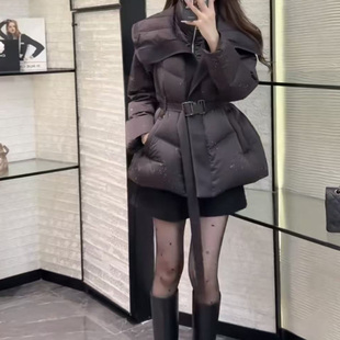 欧洲站2025冬季 大翻领腰带收腰显瘦保暖羽绒服8058 女Dong.one时尚