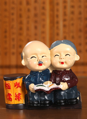 复古老人情侣阅读桌面摆件