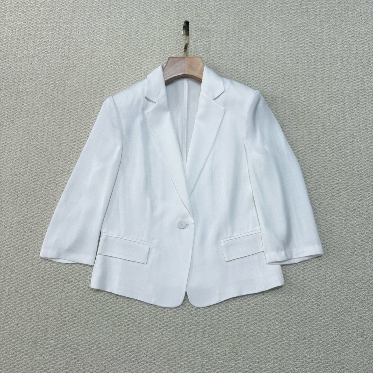 YI同款 2025早秋新款女装 醋纤仿麻可水洗一粒扣收腰短款中袖西装