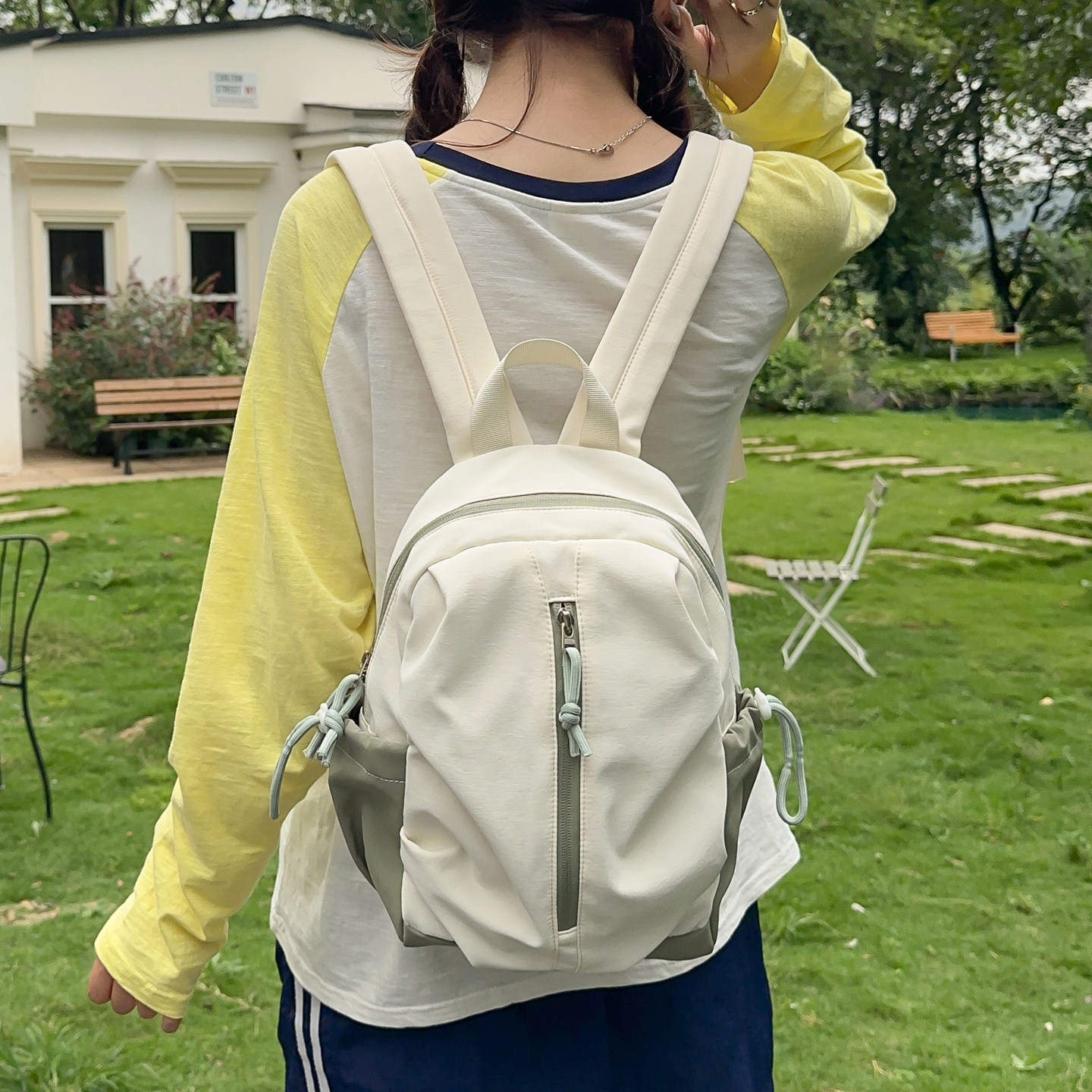 2026夏日新款户外出游便携小型双肩包女孩撞色iPad背包轻量登山包
