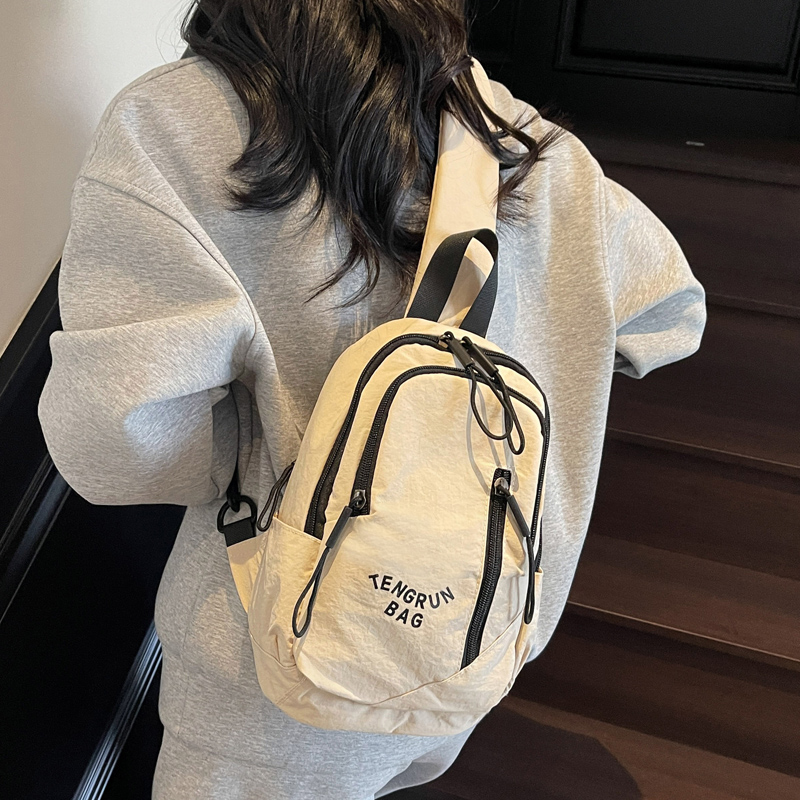 ins风大学生出游女生轻便胸包男