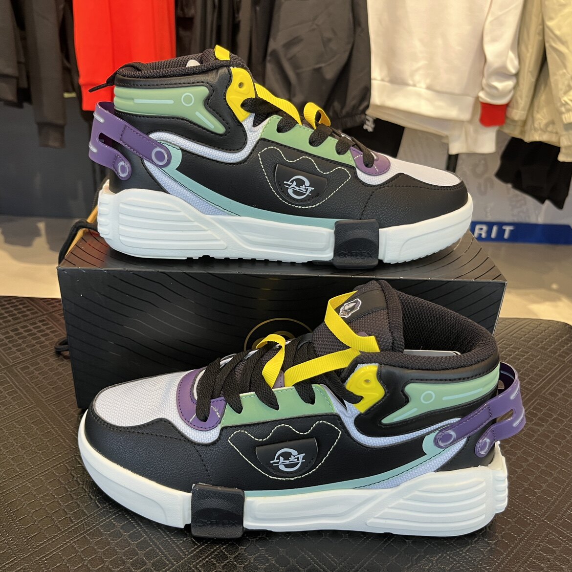 一人之下联名鸿星尔克奇弹高帮板鞋男2023夏季新款防滑轻便休闲鞋