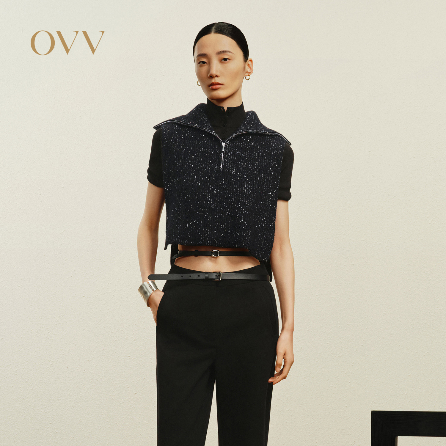 时髦简约 半开襟设计 无袖短款