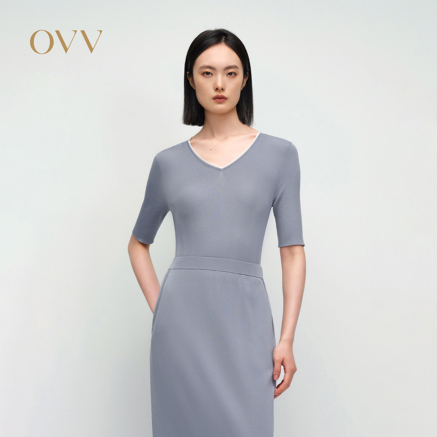 简约大方 撞色点缀 V领设计