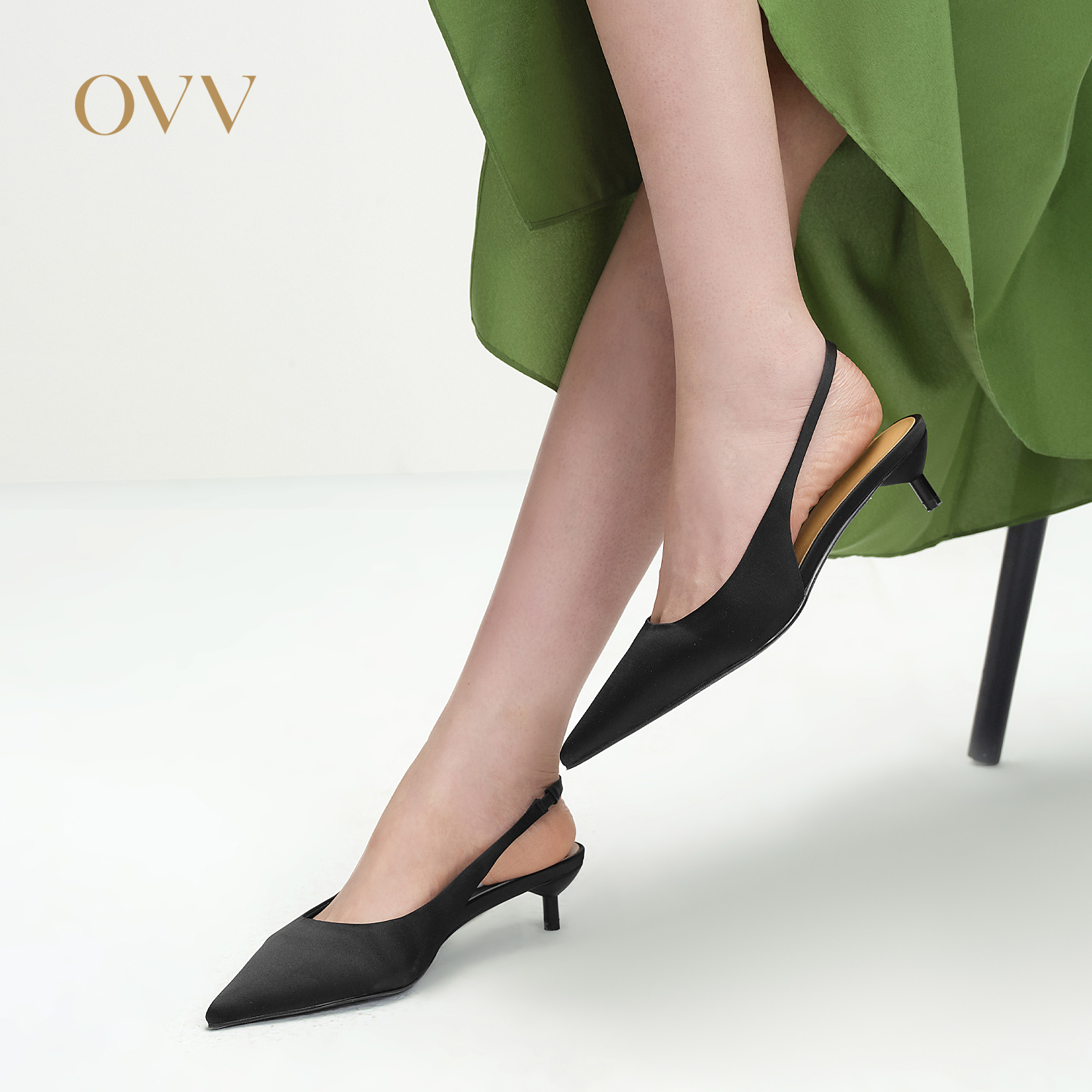 可调节露跟袢带 尖头设计 优雅小猫跟