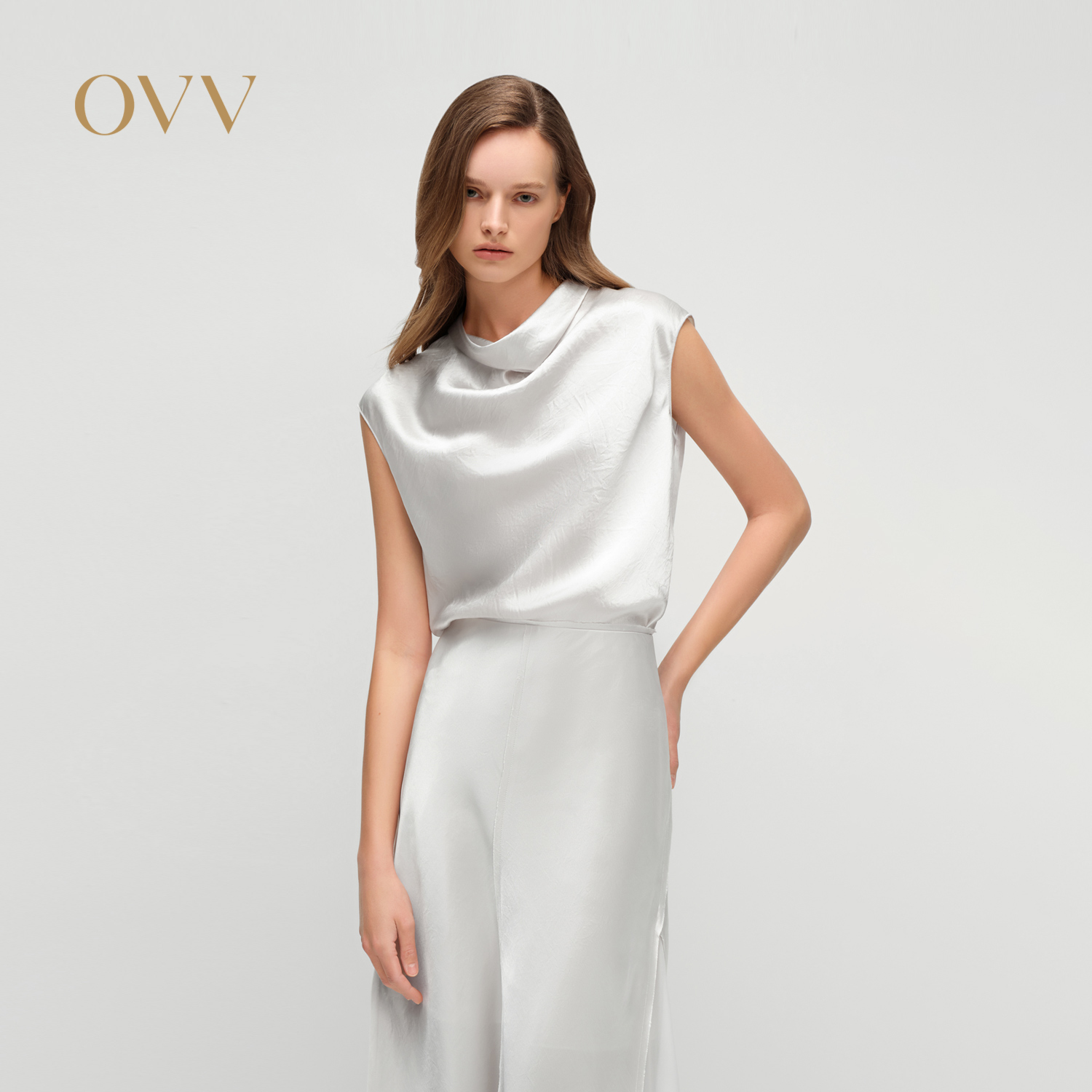 光泽感面料 荡领设计 休闲通勤