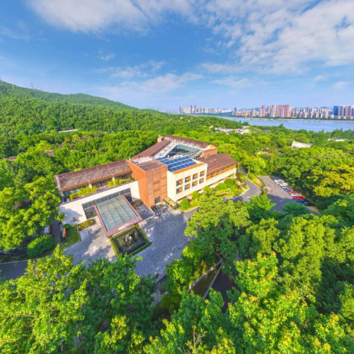【位置优越】九溪风景区内，近西湖与钱塘江，天然氧吧环绕 【酒店特色】151间客房带阳台，尽享山林小溪清新美景 【套餐可享】含早迷你吧欢迎水果，恒温泳池畅游体验 【官方保障】超长有效期至2026年7月10日，不约可退