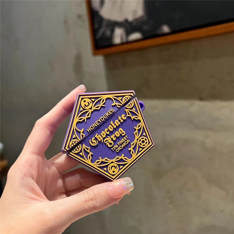 创意英文哈利波特盾牌徽章适用AirPods耳机壳2代3代防摔硅胶套pro二代女无线蓝牙airpods3保护壳五代潮欧美风,3C数码配件,耳机保护套,淘宝优惠券,粉丝福利购,淘宝优惠卷