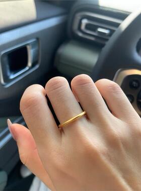 古代纯金戒指的妇女与厚实的手