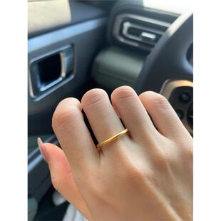 古代纯金戒指的妇女与厚实的手，大磨砂模拟金尾环的妇女，哑光小