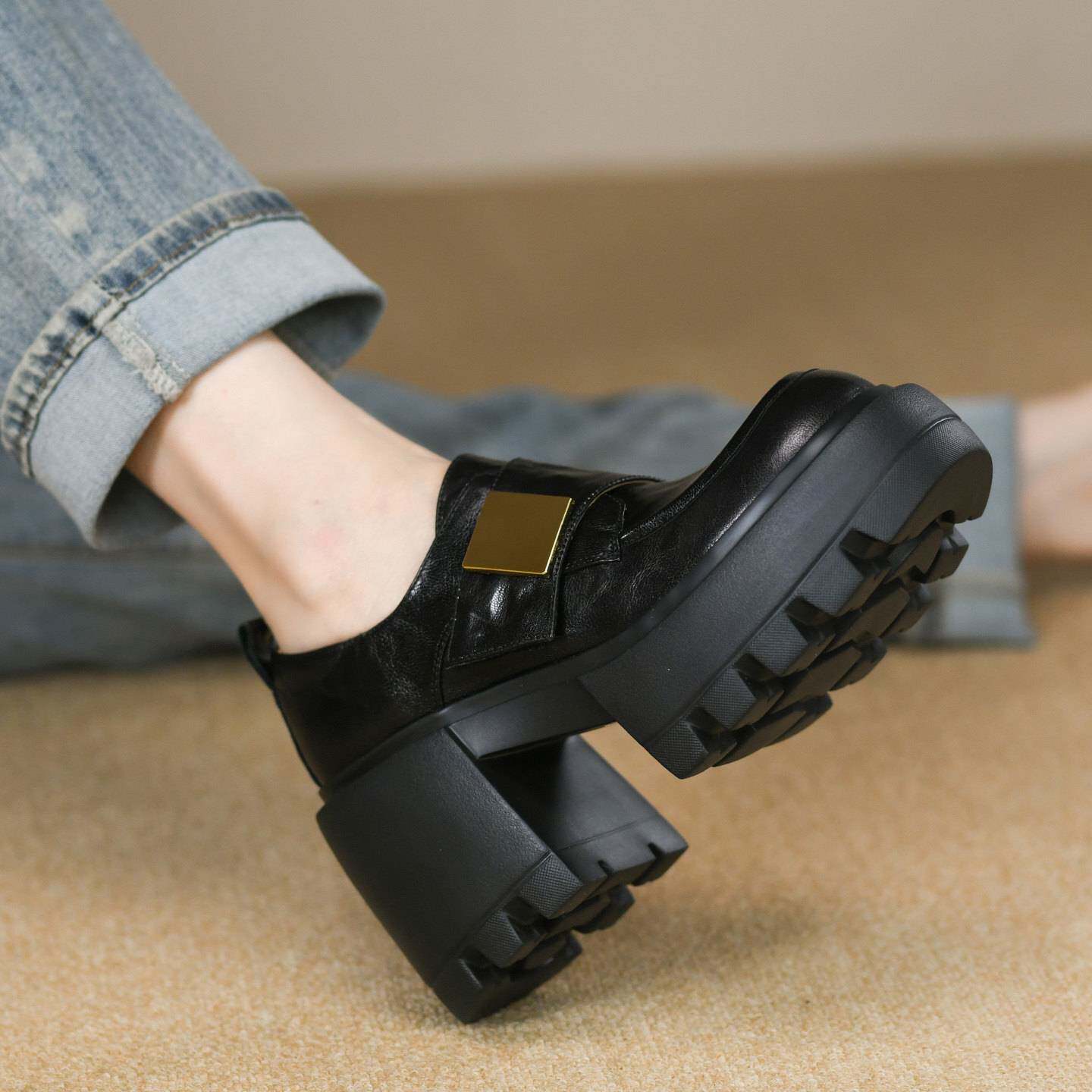 欧洲站圆头深口厚底粗跟单鞋女秋季真皮金属扣防水台黑色高跟鞋女