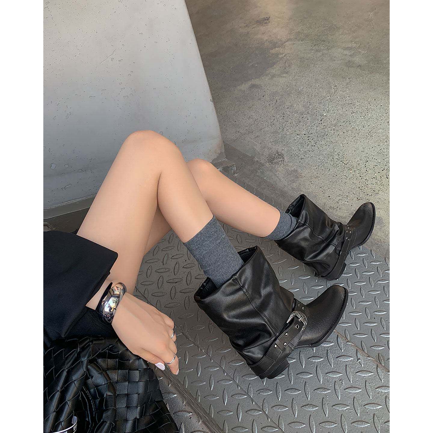 戈丹琳2026秋款欧美风牛仔靴皮带扣机车靴女尖头粗跟中直筒裤管短