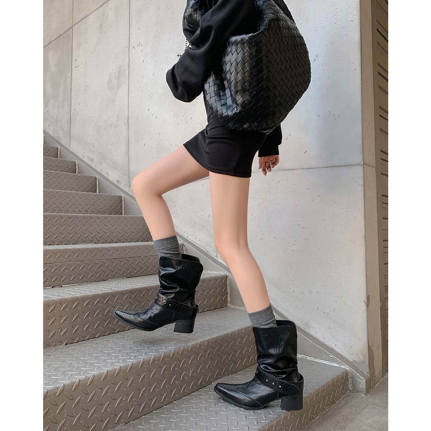 戈丹琳2026秋款黑色尖头西部靴女铆钉皮带扣粗跟中筒牛仔堆堆靴