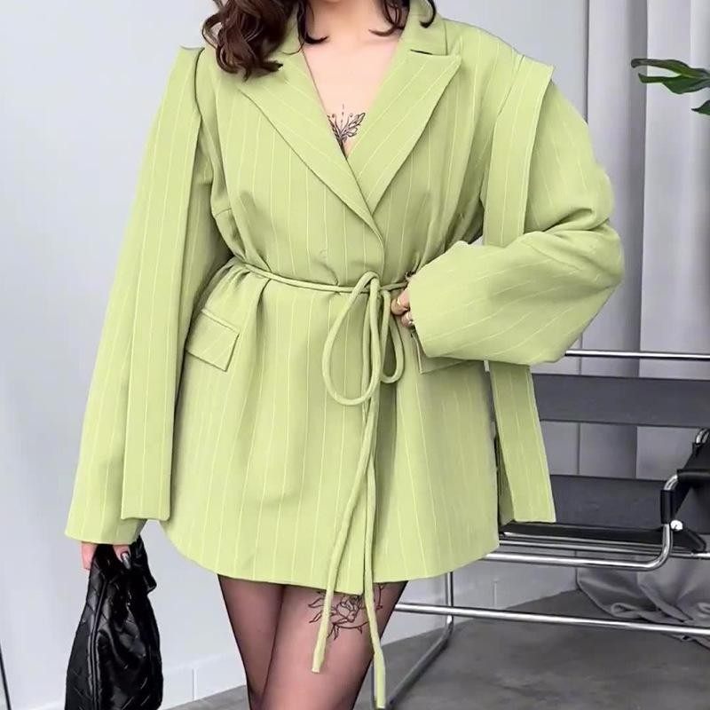 大翻领宽松系带收腰短款西服外套 Waist cinched Suit Jacket