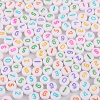 Белый и цветовой номер плоские бусы около 100/сумка