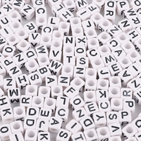 Белая и черная алфавитная жемчужина около 100/сумка