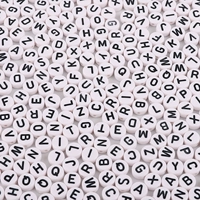 Белые и черные буквы плоские бусины около 100/сумка