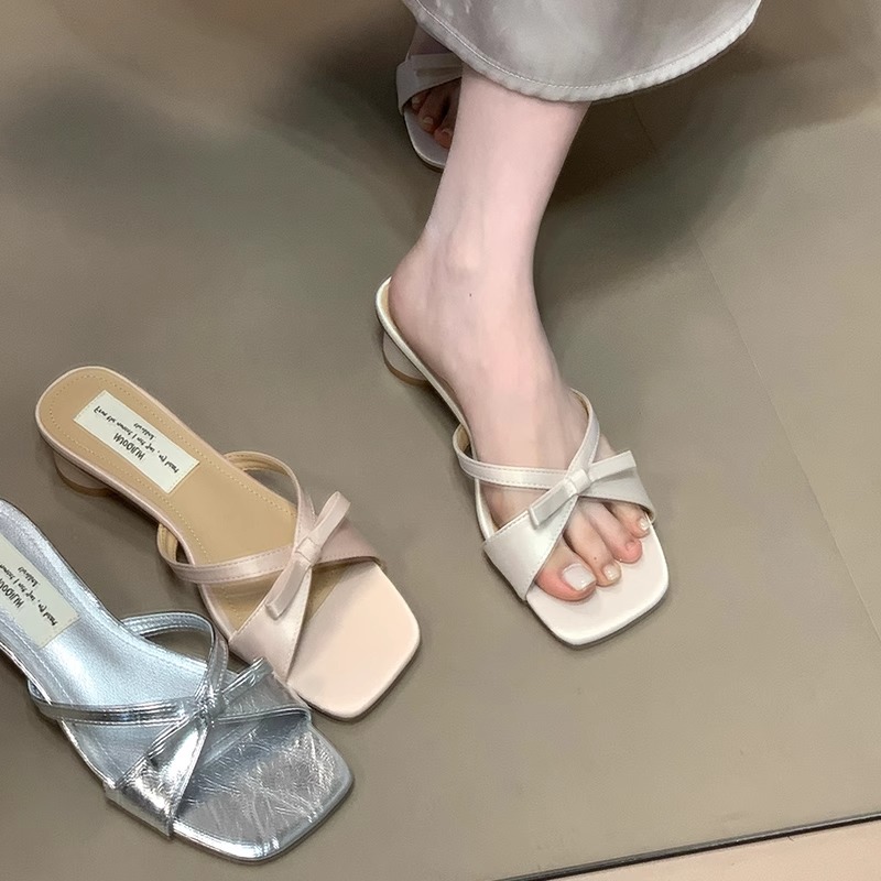 品牌法式绝美凉拖鞋女夏外穿2025新款仙女风粗跟一字拖配裙子晚晚