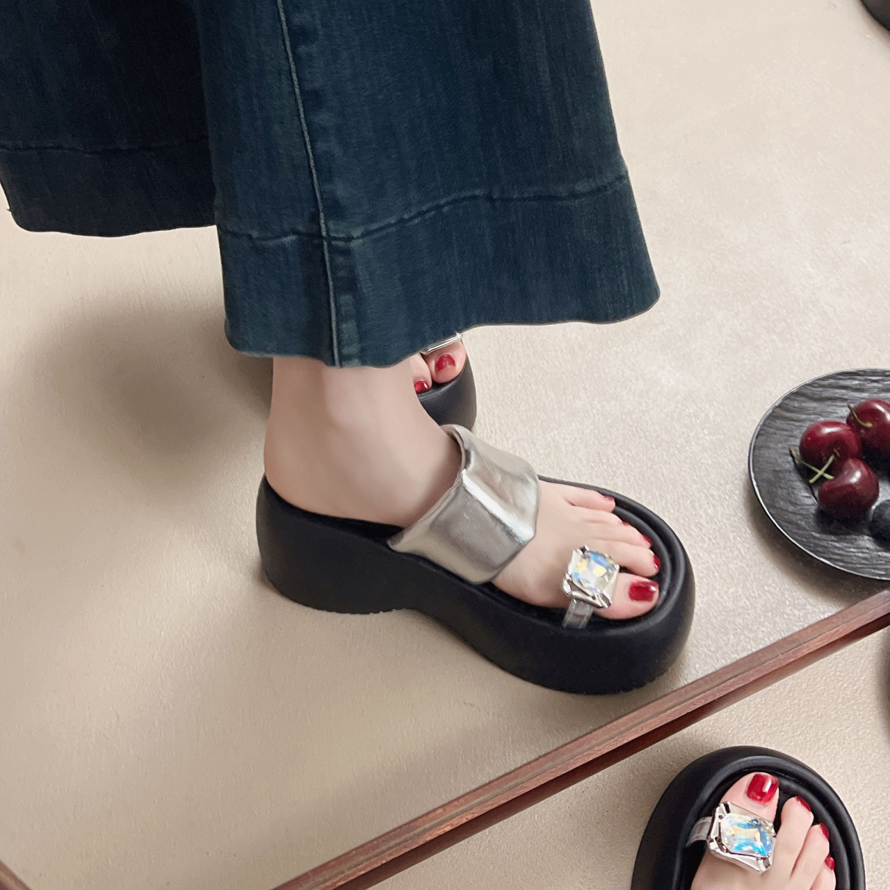品牌银色百搭小个子增高厚底套趾凉拖鞋女2025夏季新款时尚休闲一