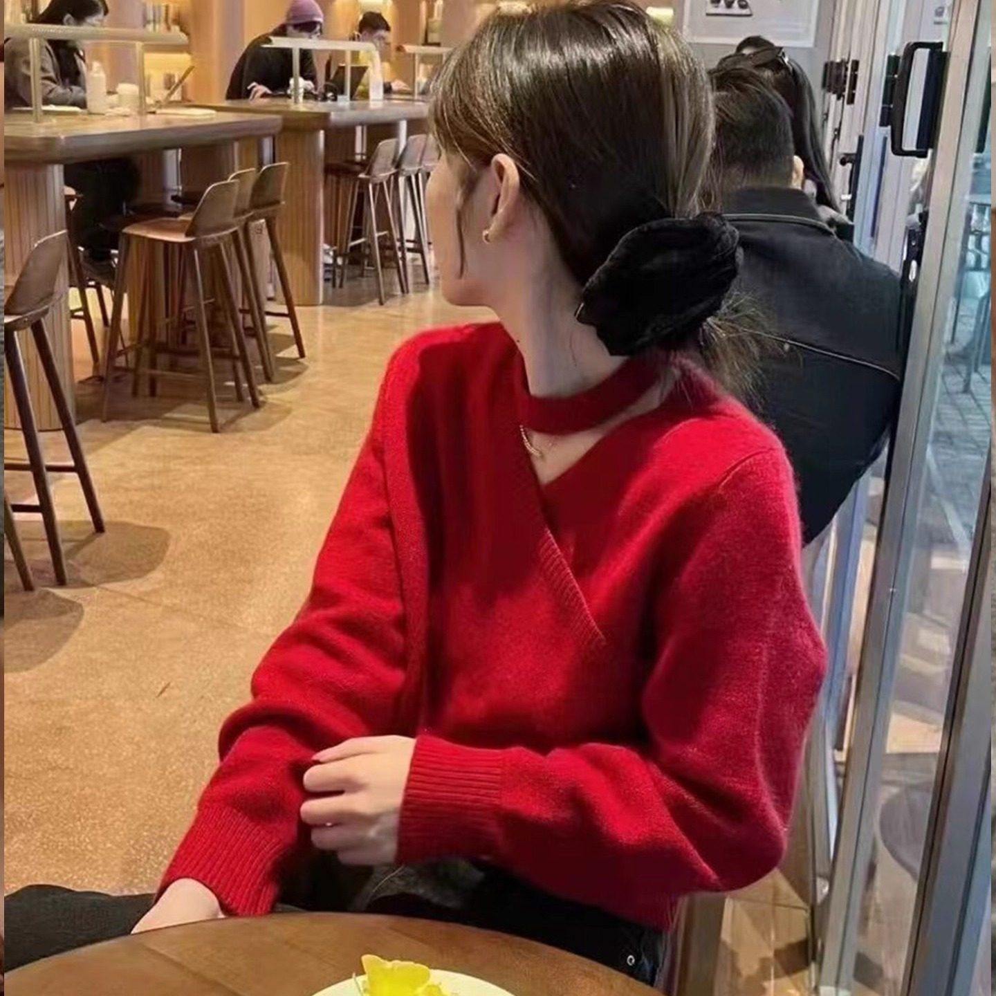 新年红色v领挂脖毛衣女秋冬季氛围感穿搭修身内搭打底针织衫上衣