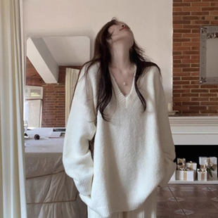 温柔风白色v领套头毛衣女秋冬慵懒宽松软糯加厚针织衫中长款上衣