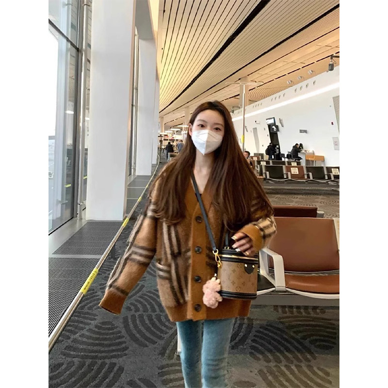 咖色格纹V领毛衣开衫女秋季马海毛中长款宽松针织外套老钱风上衣