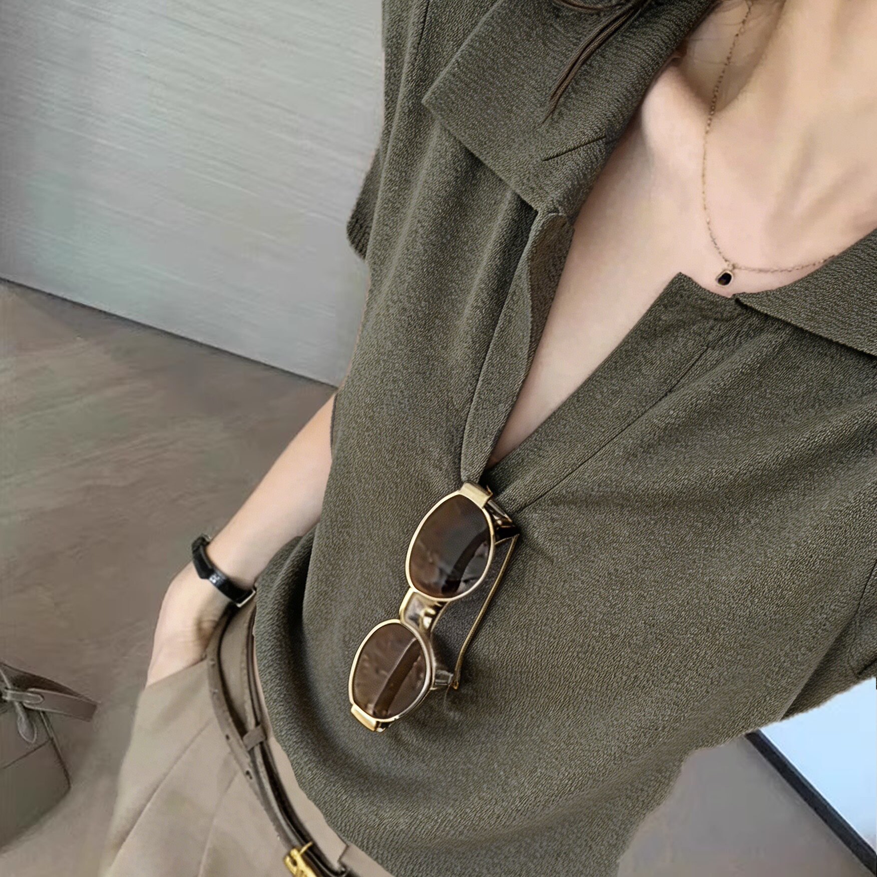 老钱风v领冰丝针织短袖女夏季新款高级感正肩修身显瘦t恤polo上衣