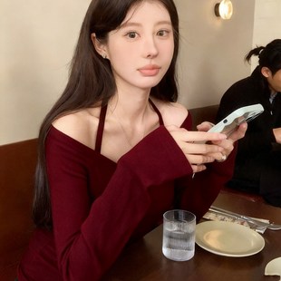 韩系红色一字肩挂脖针织衫女秋冬高级感修身内搭打底毛衣露肩上衣