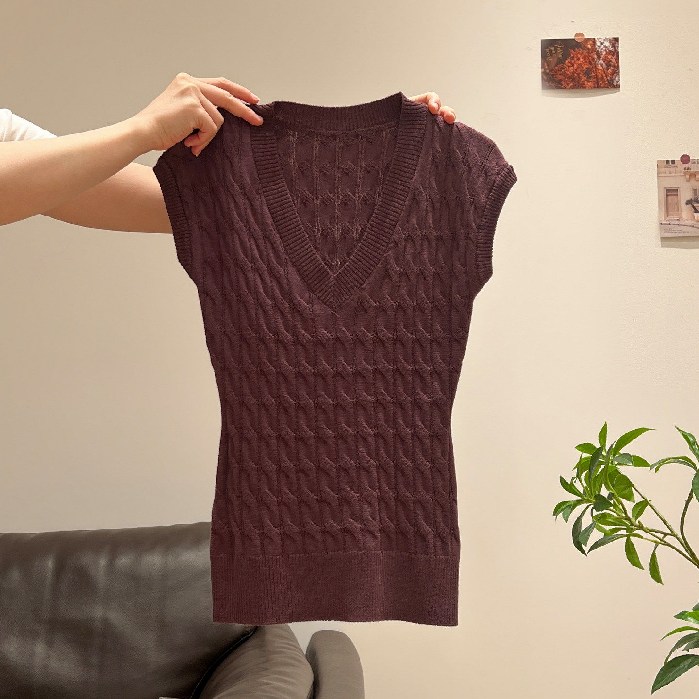 高级感紫色v领麻花小飞袖针织t恤女夏季穿搭修身显瘦无袖打底上衣