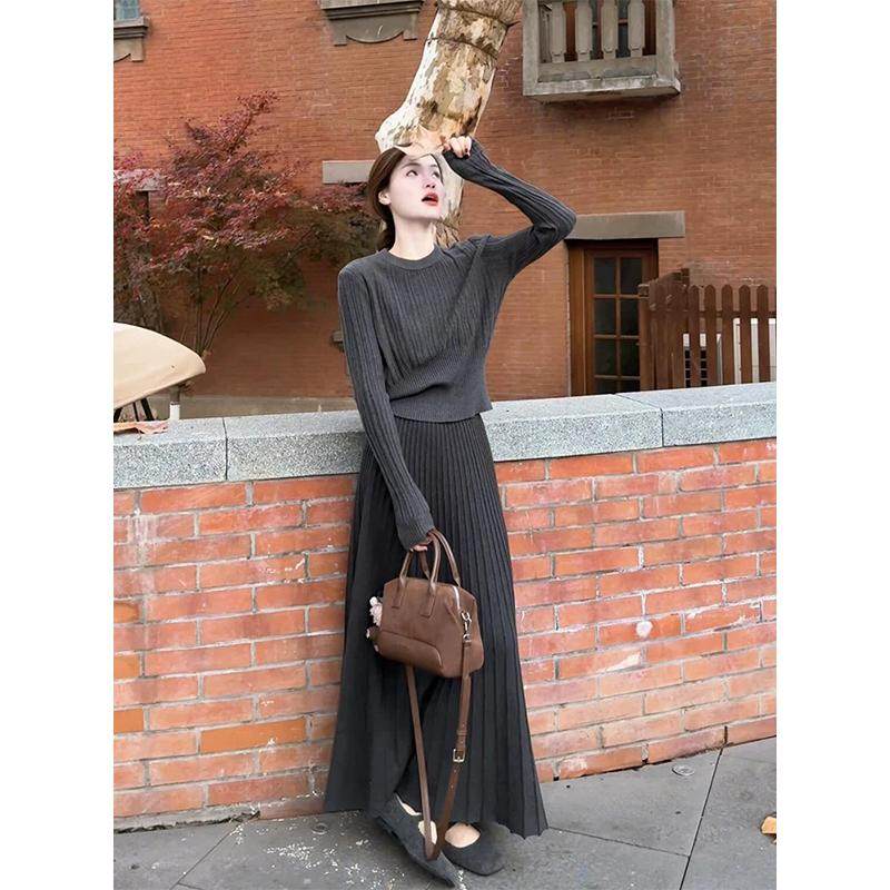 气质灰色圆领针织毛衣女春设计感修身收腰短款内搭打底衫别致上衣