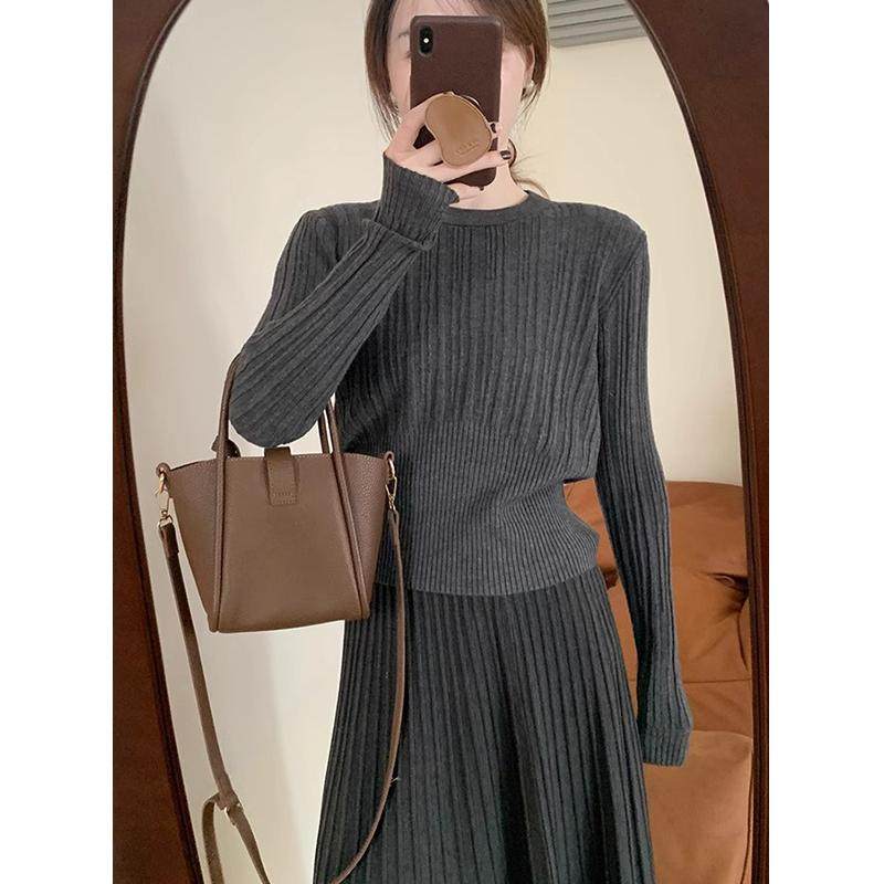 法式灰色圆领收腰针织衫女早春设计感修身内搭打底衫短款上衣小衫