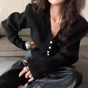 高级感黑色v领正肩毛衣外套女秋冬季小个子短款收腰针织开衫上衣