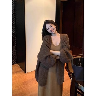 美拉德咖色V领毛衣开衫女秋冬松弛感慵懒宽松针织外套中长款上衣
