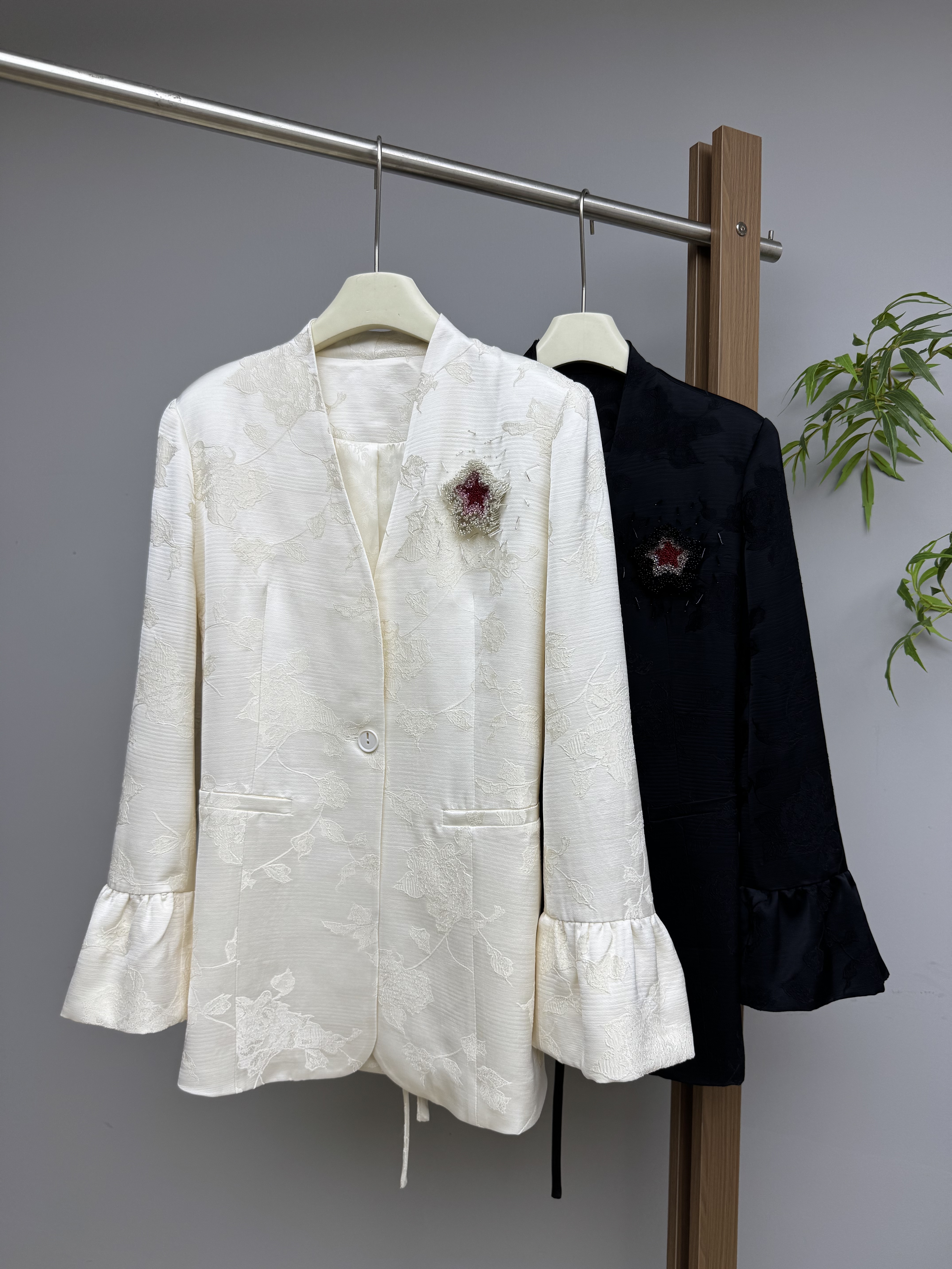 名品港欧货新中式国风人丝提花西装外套女高级感V领喇叭袖上衣春