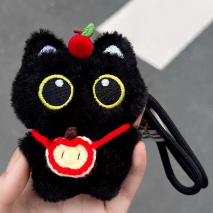 可爱呆萌围兜大眼黑猫情侣创意毛绒玩偶包挂件小白猫车钥匙扣挂饰