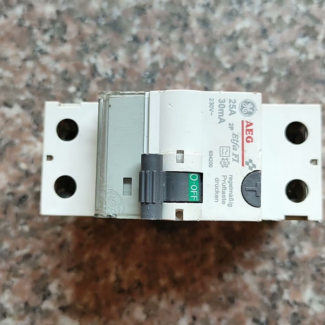 AEG电磁式漏电保护器25A 拆机 实物如图所示 7